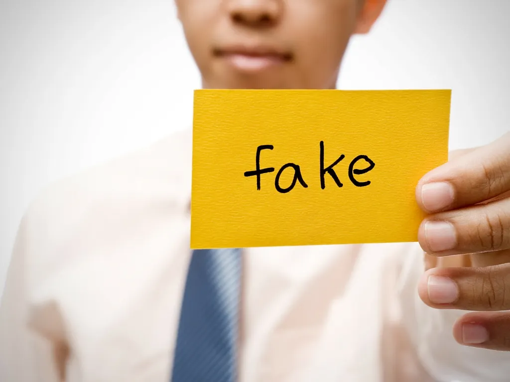 صناعة الخبراء الوهميين: كيف أصبح كل شخص “خبيراً” في عصر السوشيال ميديا؟